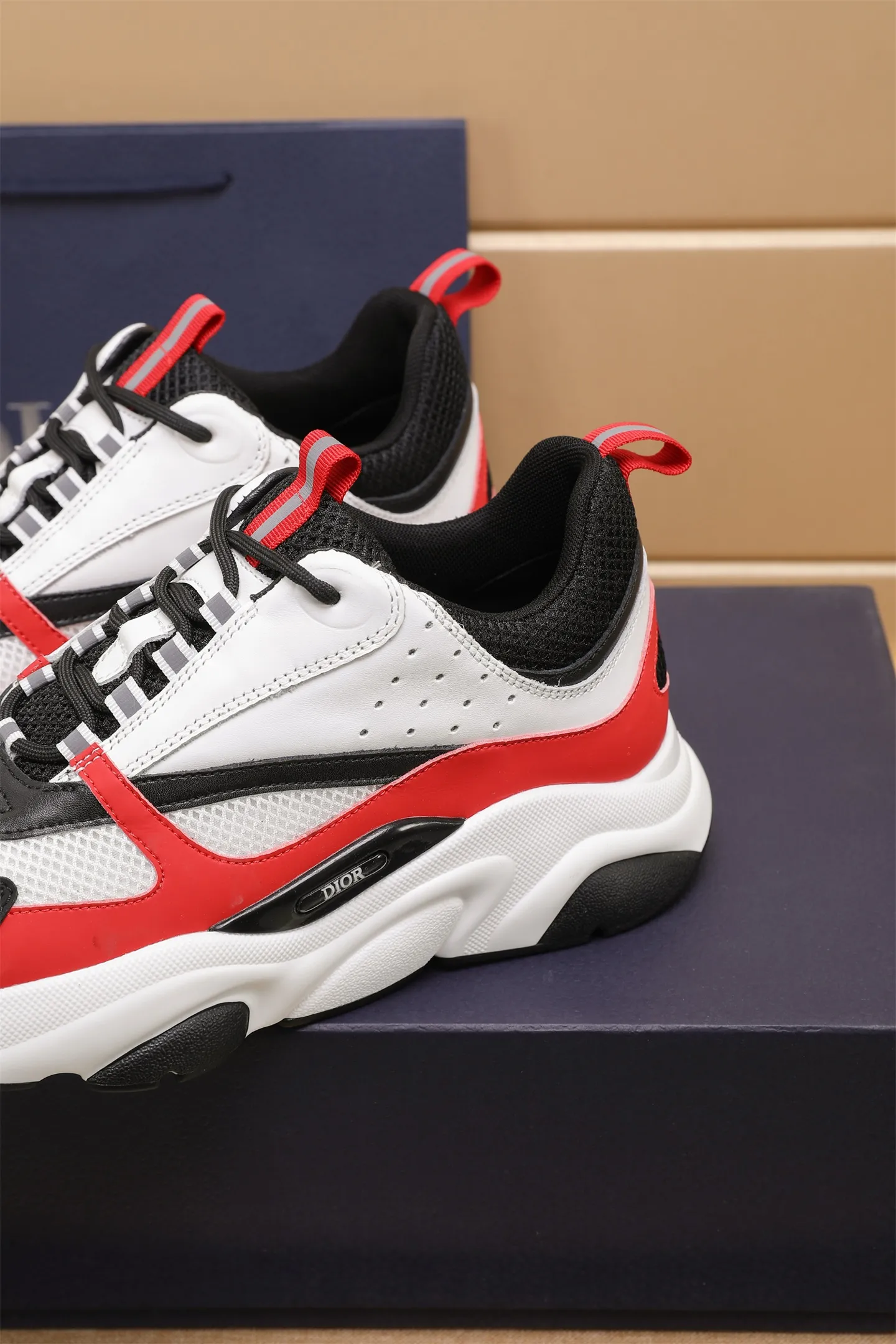Factory price: 460💰Dior’s top version of D’s b22 men’s sports shoes. Inspired by retro running styles, the chunky low-top silhouette features gray calf leather and blue and white mesh fabric uppers, atop a black, white and blue engraved rubber sole. Nylon ribbon accents the blue mesh tongue and heel counter, and a "dio~" logo appears on the side. Pair it with a suit for a striking contrast and add a sportswear-chic edge to your look. The thick sole can be about 4cm~ Size: 38-45, [46, 47 customized]